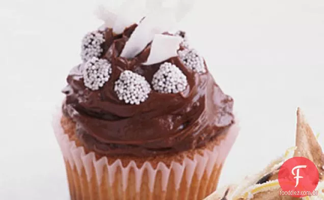 Cupcakes dourados com chocolate fosco com coco