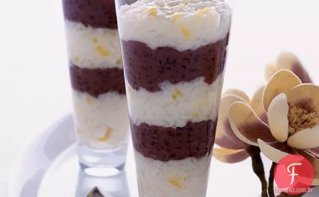 Pudim de arroz de coco preto e branco