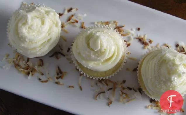 Cupcakes De Rum De Coco Com Cobertura Malibu