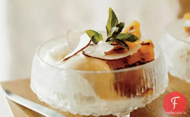 Sundaes caramelizados do abacaxi com coco