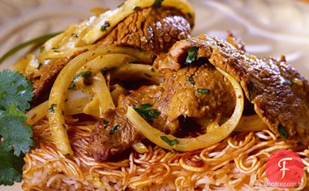 Bolos de macarrão com coco-carne refogada