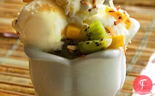 Iogurte Congelado De Coco Com Frutas Tropicais