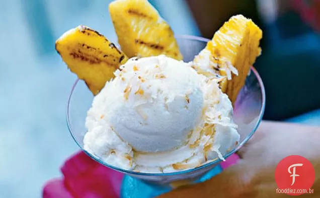 Sorvete de Rum-macadâmia com abacaxi grelhado e Coco