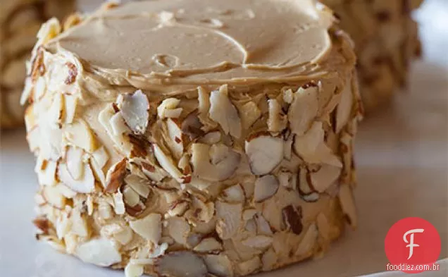 Pequenos Bolos De Esponja Com Creme De Manteiga De Café E Amêndoas Torradas