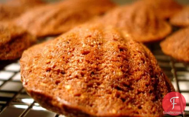 Madeleines De Chocolate Com Amêndoas Torradas E Café