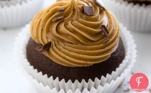 Cupcakes De Chocolate Com Cobertura De Café