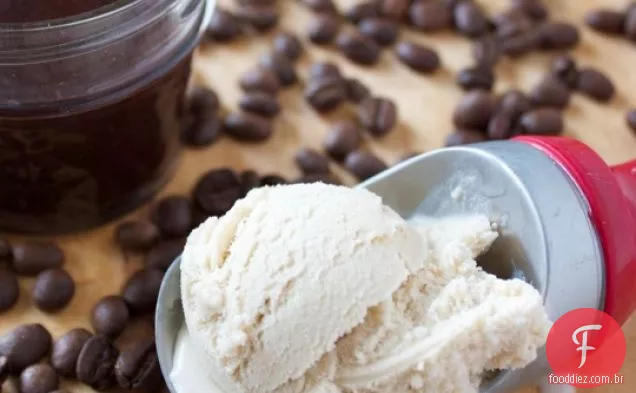 Sorvete De Café Com Molho De Fudge Quente