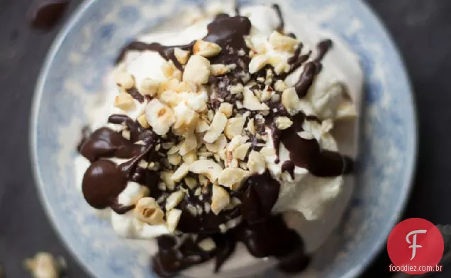 Merengues Mocha Com Creme De Uísque Jameson, Molho De Chocolate E