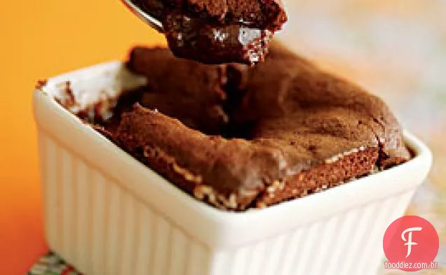 Bolos de suflê de Chocolate escuro com Espresso-molho de chocolate