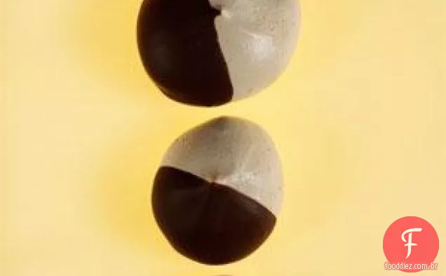 Merengues de café expresso com molho de Chocolate