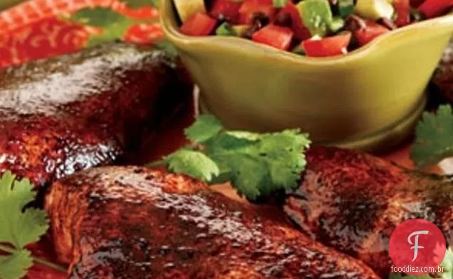 Frango temperado com cacau e café com salsa Mole