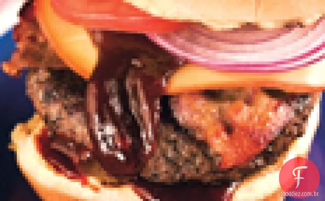 Cheeseburgers esfregados com café com molho de churrasco do Texas