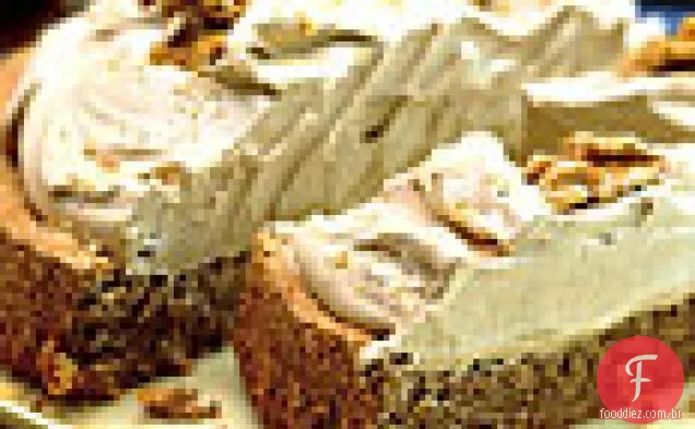 Torta de noz com chantilly de café