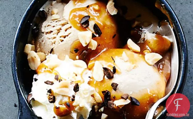 Sundaes do café com Caramelo Salgado da Manteiga De Amendoim