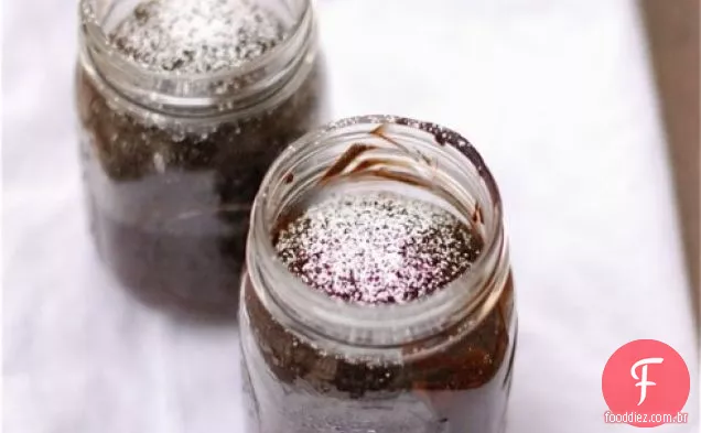 Bolo De Canela De Chocolate Em Uma Jarra