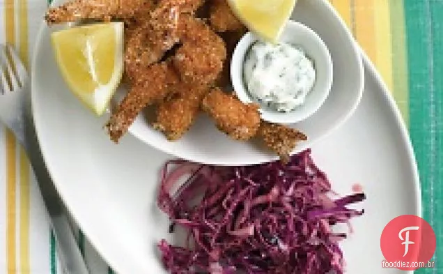 Camarão crocante com molho tártaro e repolho roxo