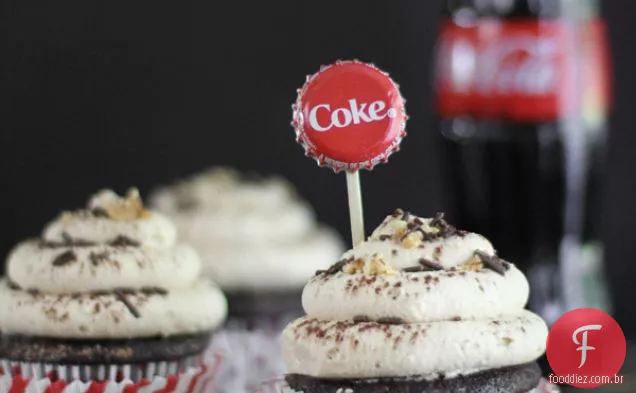 Cupcakes de Coca-cola com cobertura de Manteiga De Amendoim salgada