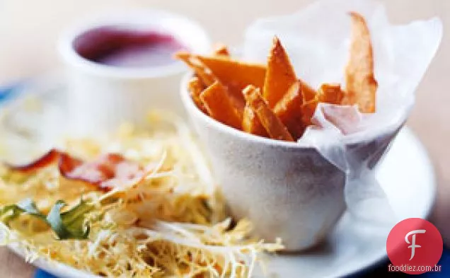Gel De Cranberry Com Salada Frisée, Batatas Fritas De Abóbora E Bacon Quente