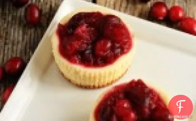 Cheesecakes individuais com molho de laranja-cranberry
