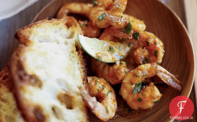 Camarão cítrico esfumaçado com salsa