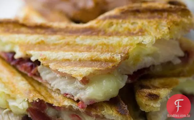Peru, Cranberry, Brie E Bacon Panini