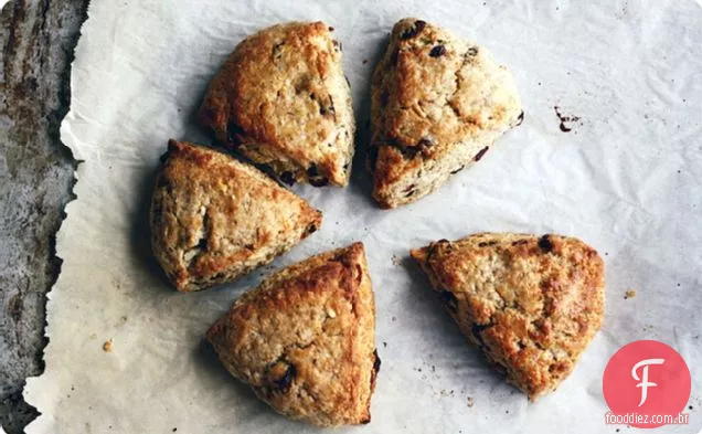 Scones Misturados Do Leitelho Da Farinha Com Cranberries E Amêndoas