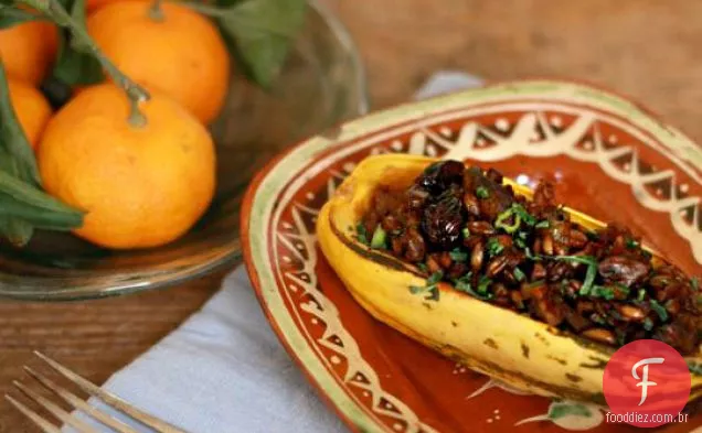 Abóbora Delicata Recheada Com Cogumelos, Farro, Nozes E C Seco