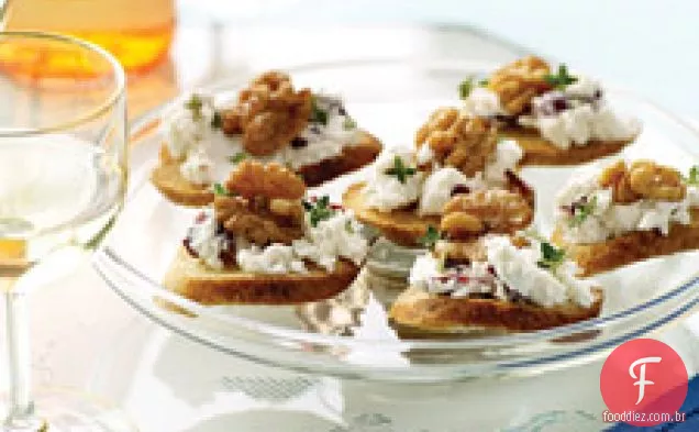 Queijo De Cabra, Cranberry E Canapés De Nozes