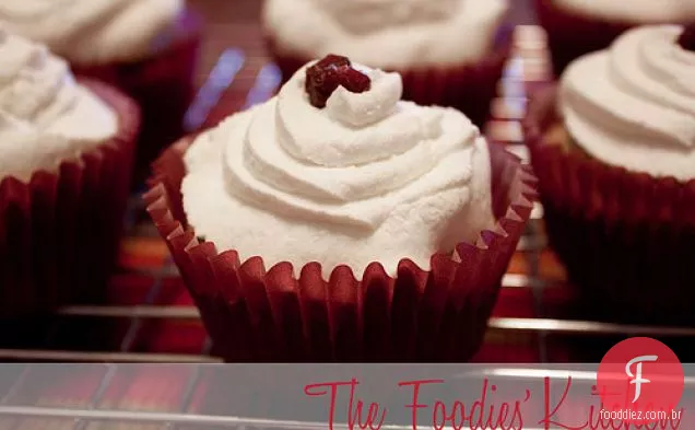Cupcakes De Cranberry Com Chantilly Com Sabor De Bordo