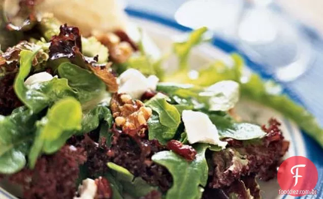 Verdes misturados com queijo de cabra, Cranberries e nozes