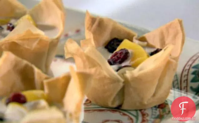 Pêssegos temperados e Cranberries em copos Phyllo