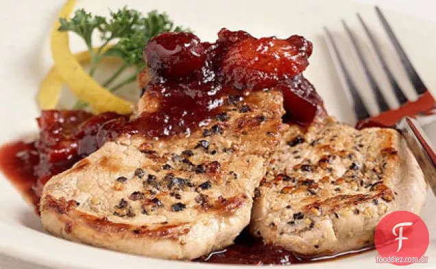 Medalhões de porco em grão de pimenta com molho de Cranberry