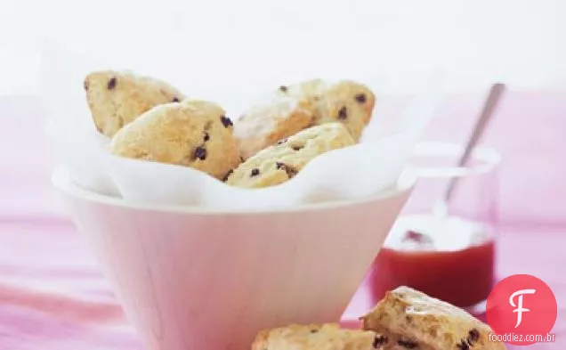 Leitelho-Scones de groselha com esmalte de limão