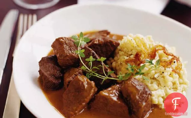 Ensopado de carne com geléia e creme de groselha vermelha