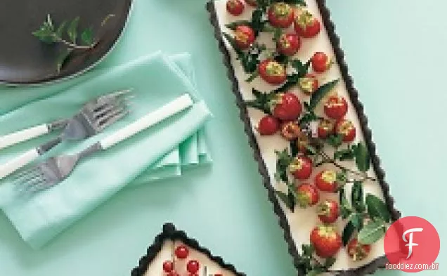 Tortas de chocolate e hortelã-pimenta com groselhas e bagas