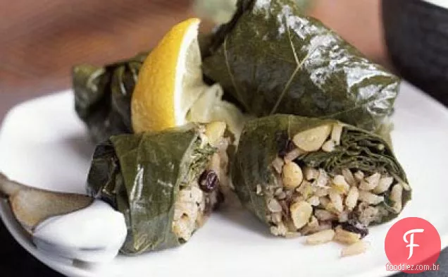 Folhas de uva recheadas com arroz, groselha e ervas
