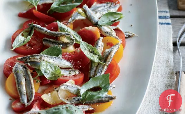 Salada de tomate e anchova com creme de alho