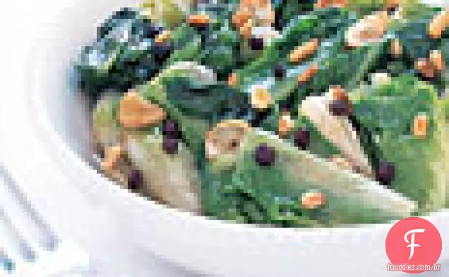 Escarola refogada com groselhas e pinhões