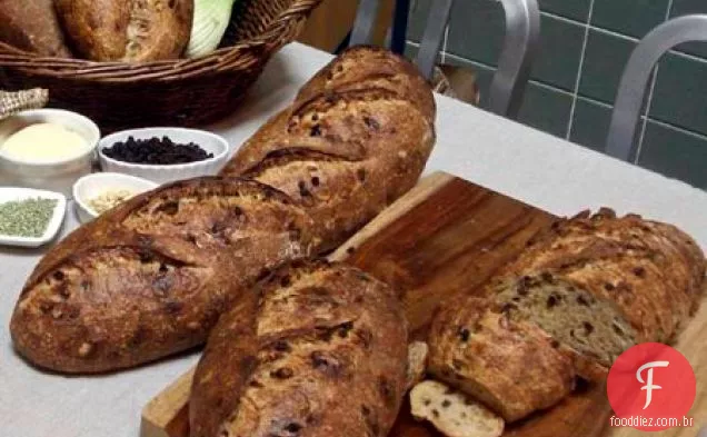Semolina Sourdough Com Erva-Doce, Groselhas E Pinhões