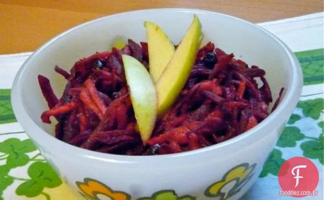 Saudável e delicioso: salada de beterraba, maçã e groselha desfiada com vinagrete de maçã