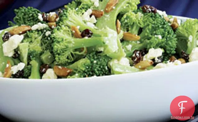 Salada de brócolis com queijo Feta, azeite-amêndoas fritas e groselhas