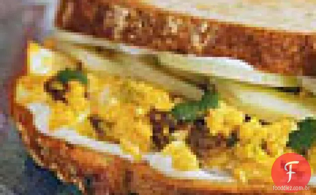 Sanduíches De Salada De Ovo Com Curry