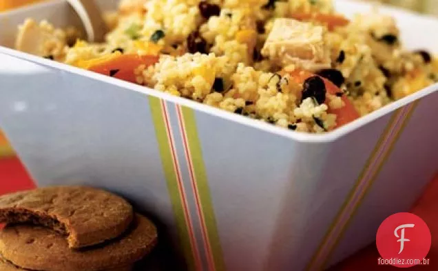 Salada de cuscuz com frango e legumes picados