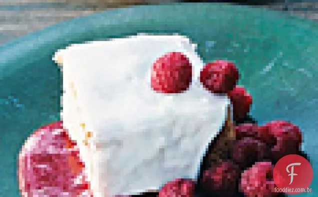 Bolo De Iogurte Com Molho De Framboesa De Groselha