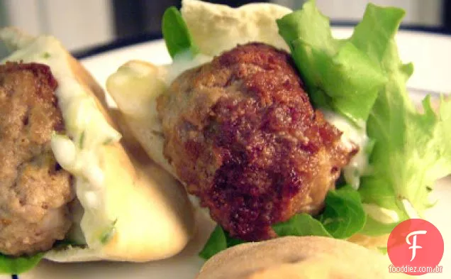 Mini Hambúrgueres De Cordeiro Em Mini Pitas Com Tzatziki
