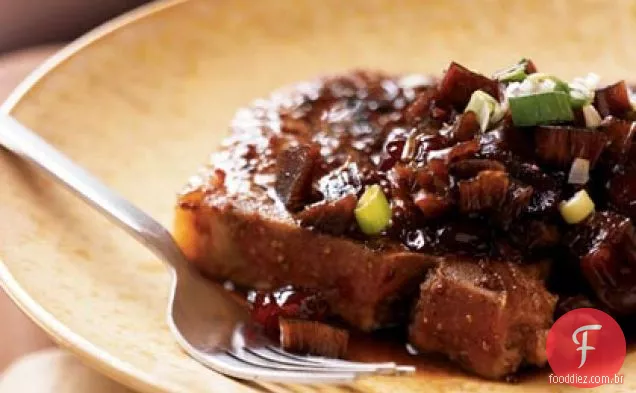 Costeletas de porco grelhadas com Chutney de ruibarbo