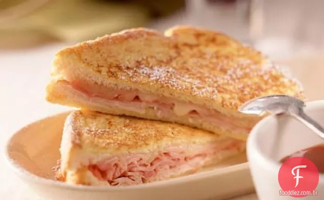 Sanduíche de Monte Cristo com molho de mostarda doce