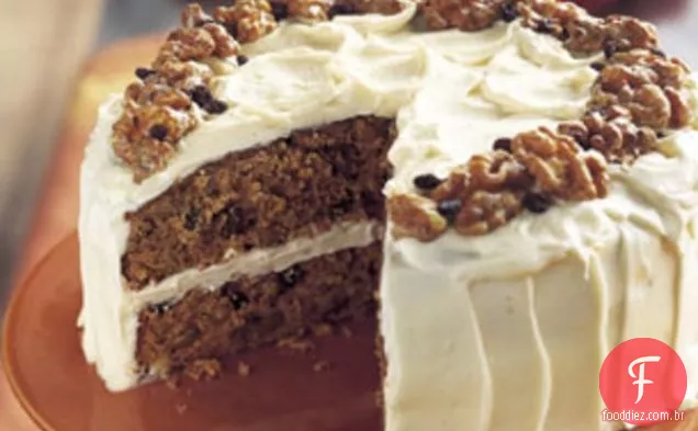Bolo de especiarias de maçã com nozes e groselhas