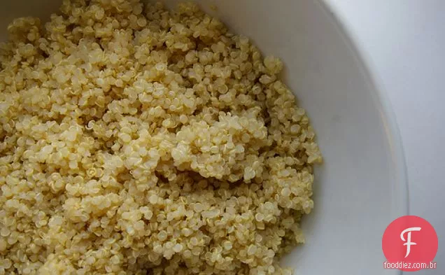 Salada de Quinoa com vinagrete de caril e limão