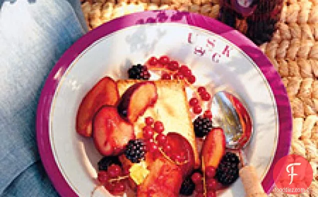 Bolo de Libra de cardamomo com frutas assadas no final do verão